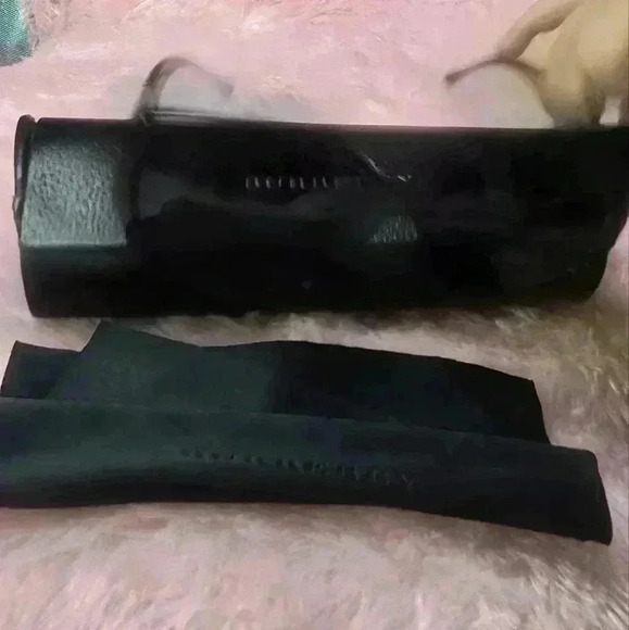 Women Burberry sunglasses no defects main image 2
